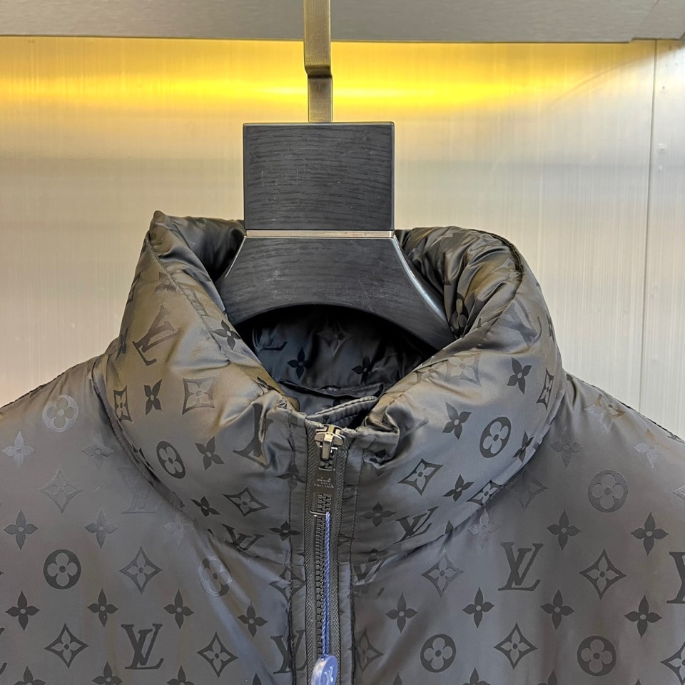 1v威登、2025秋冬男士羽绒服，以经典Monogram老花图案铺陈，于低调中尽显奢华身份。款式采用宽松
