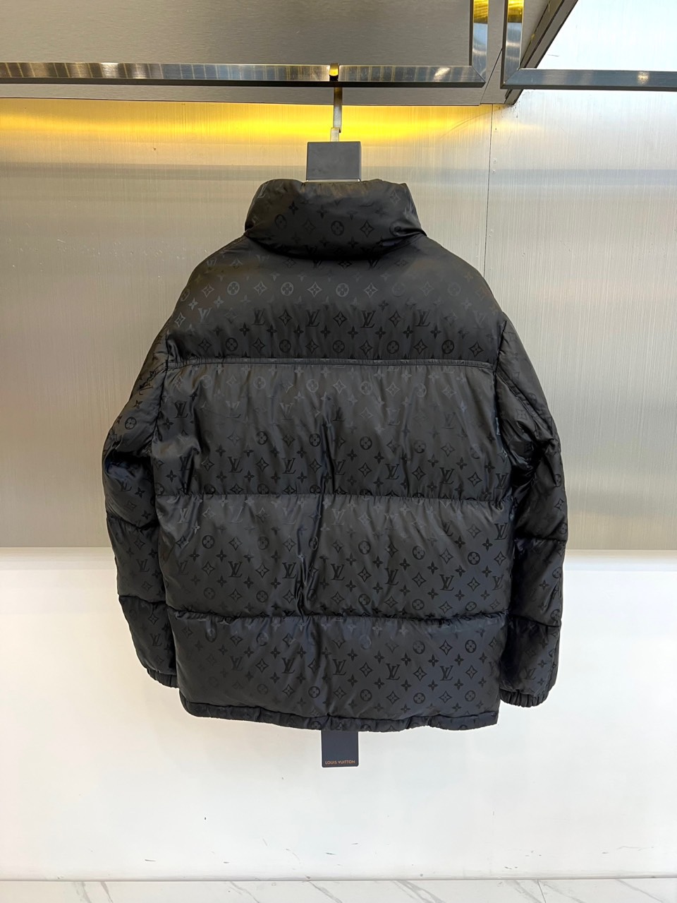 1v威登、2025秋冬男士羽绒服，以经典Monogram老花图案铺陈，于低调中尽显奢华身份。款式采用宽松