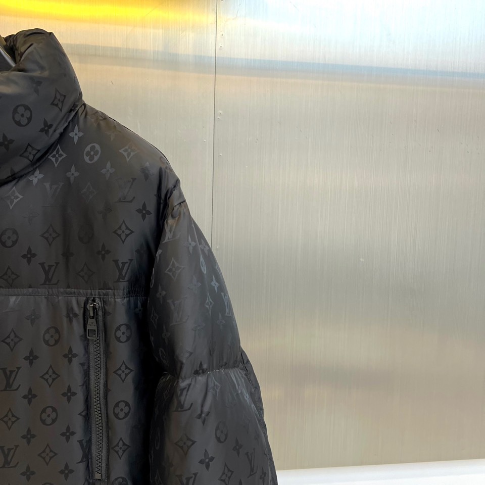 1v威登、2025秋冬男士羽绒服，以经典Monogram老花图案铺陈，于低调中尽显奢华身份。款式采用宽松