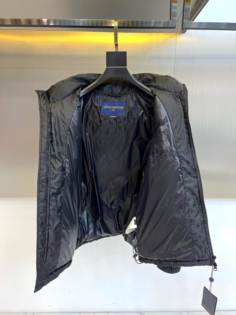 1v威登、2025秋冬男士羽绒服，以经典Monogram老花图案铺陈，于低调中尽显奢华身份。款式采用宽松