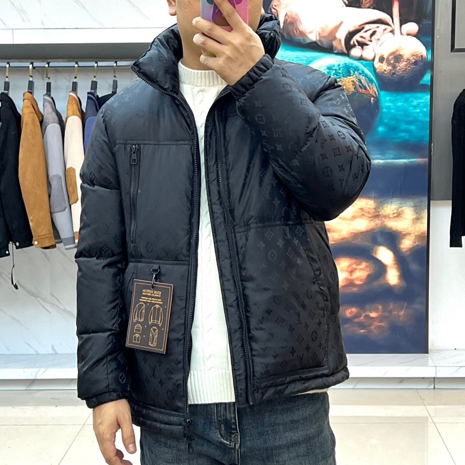 1v威登、2025秋冬男士羽绒服，以经典Monogram老花图案铺陈，于低调中尽显奢华身份。款式采用宽松