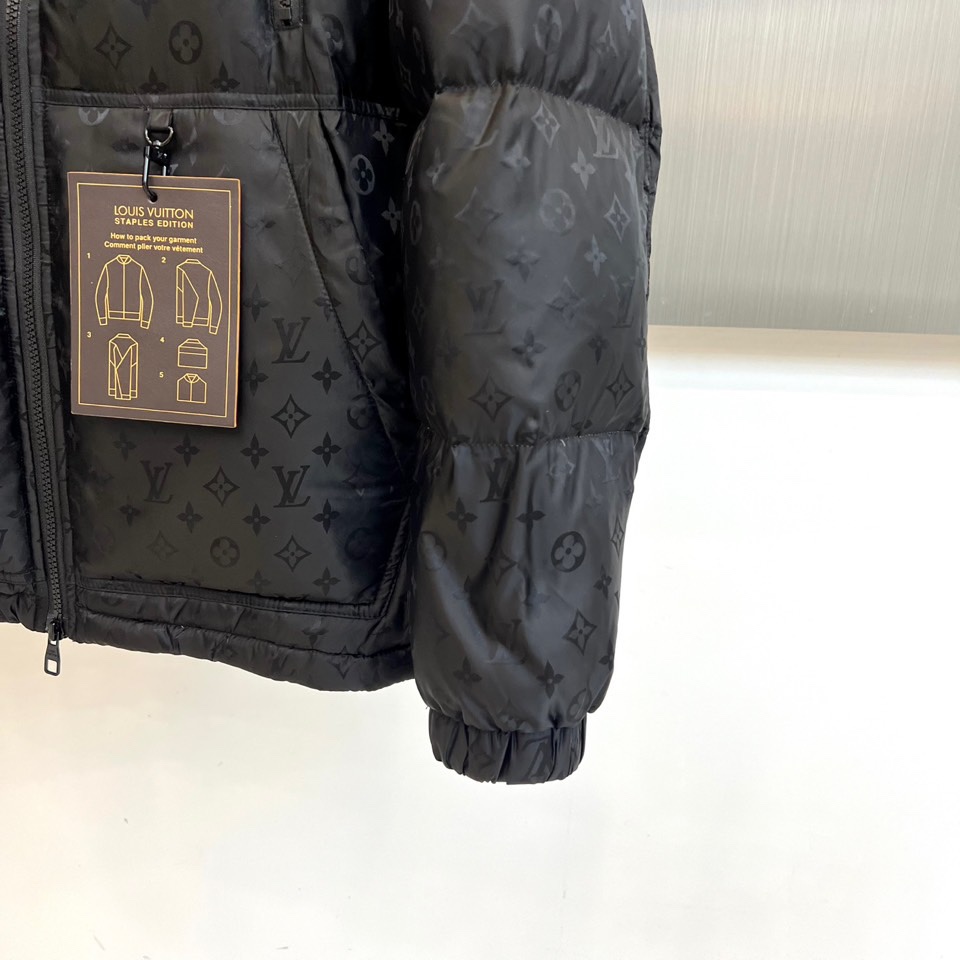 1v威登、2025秋冬男士羽绒服，以经典Monogram老花图案铺陈，于低调中尽显奢华身份。款式采用宽松