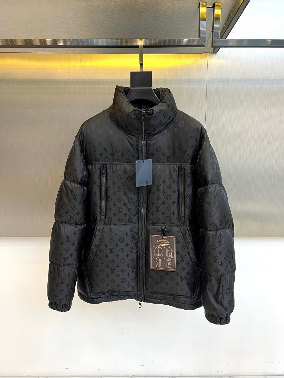 1v威登、2025秋冬男士羽绒服，以经典Monogram老花图案铺陈，于低调中尽显奢华身份。款式采用宽松