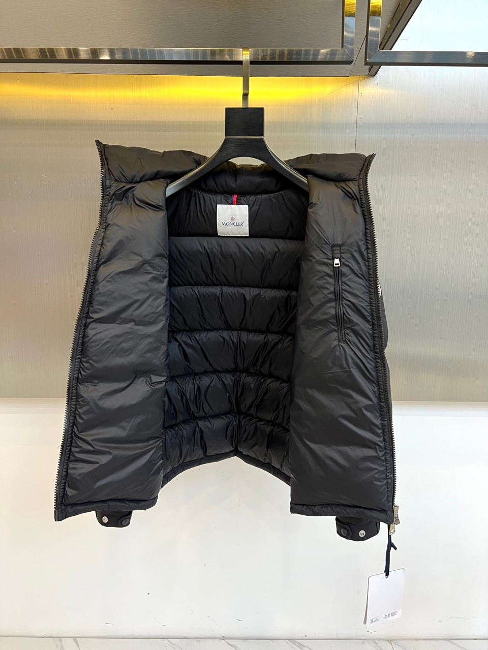 Mon蒙口、2025秋冬新品长款羽绒服，款式采用流畅的长款廓形，利落立领设计兼具出色的防风保暖性能与简约