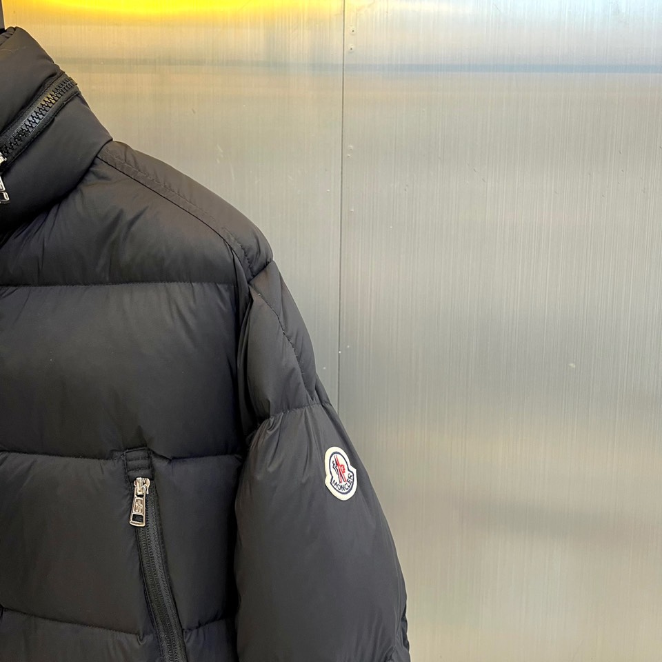 Mon蒙口、2025秋冬新品长款羽绒服，款式采用流畅的长款廓形，利落立领设计兼具出色的防风保暖性能与简约