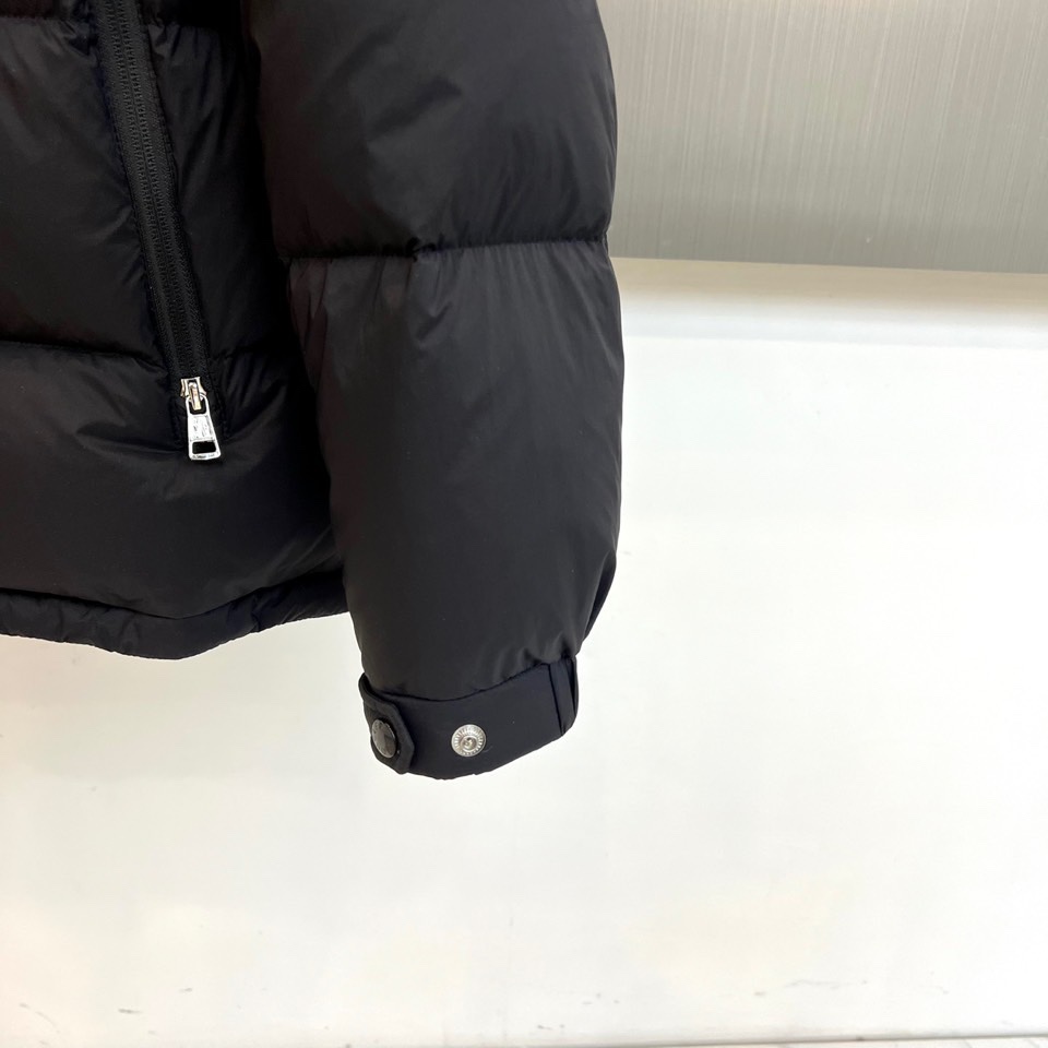 Mon蒙口、2025秋冬新品长款羽绒服，款式采用流畅的长款廓形，利落立领设计兼具出色的防风保暖性能与简约