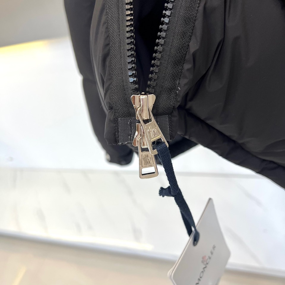 Mon蒙口、2025秋冬新品长款羽绒服，款式采用流畅的长款廓形，利落立领设计兼具出色的防风保暖性能与简约