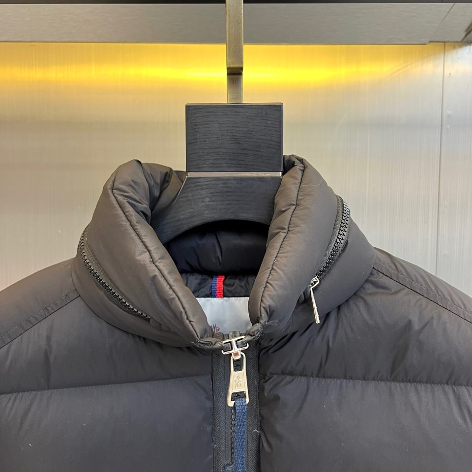 Mon蒙口、2025秋冬新品长款羽绒服，款式采用流畅的长款廓形，利落立领设计兼具出色的防风保暖性能与简约