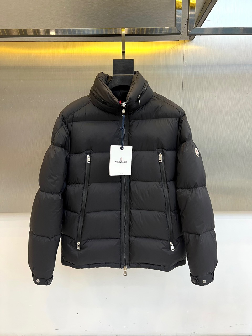 Mon蒙口、2025秋冬新品长款羽绒服，款式采用流畅的长款廓形，利落立领设计兼具出色的防风保暖性能与简约