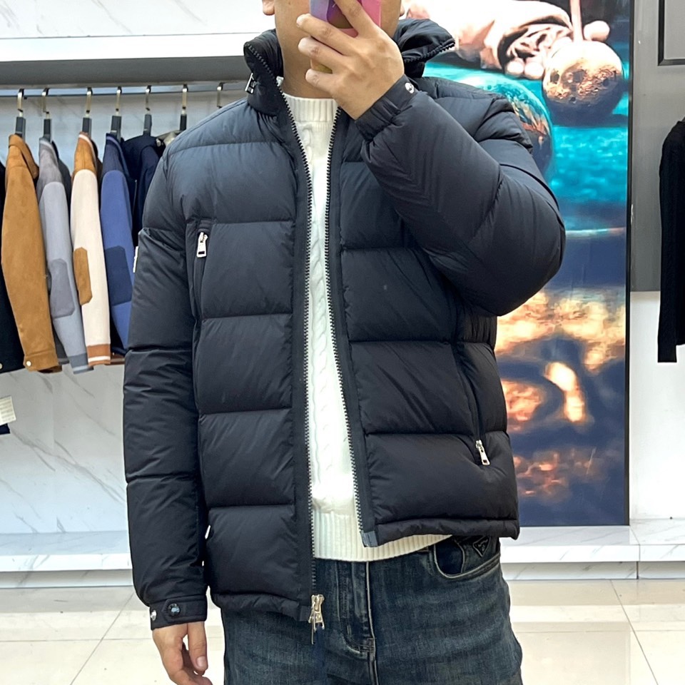 Mon蒙口、2025秋冬新品长款羽绒服，款式采用流畅的长款廓形，利落立领设计兼具出色的防风保暖性能与简约
