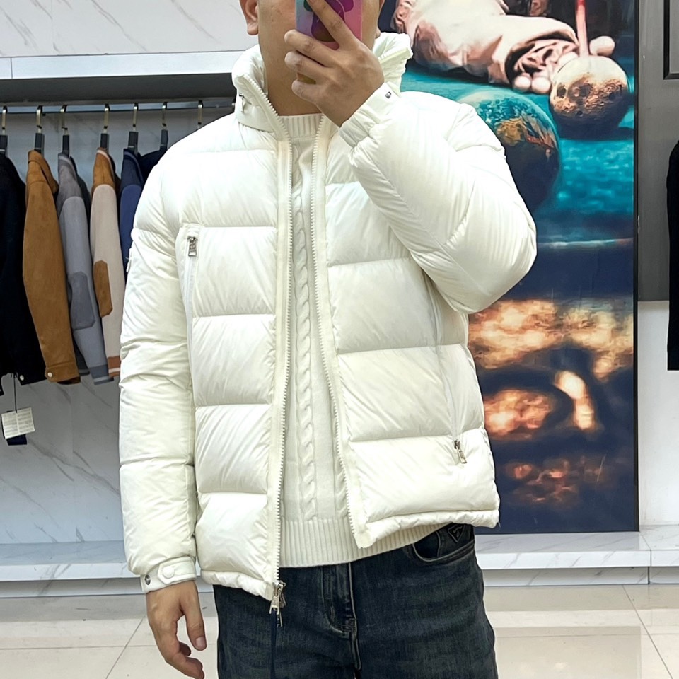 Mon蒙口、2025秋冬新品长款羽绒服，款式采用流畅的长款廓形，利落立领设计兼具出色的防风保暖性能与简约