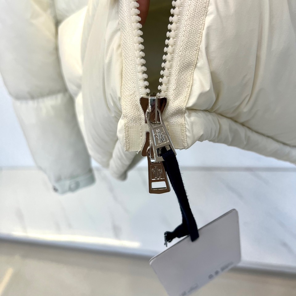 Mon蒙口、2025秋冬新品长款羽绒服，款式采用流畅的长款廓形，利落立领设计兼具出色的防风保暖性能与简约