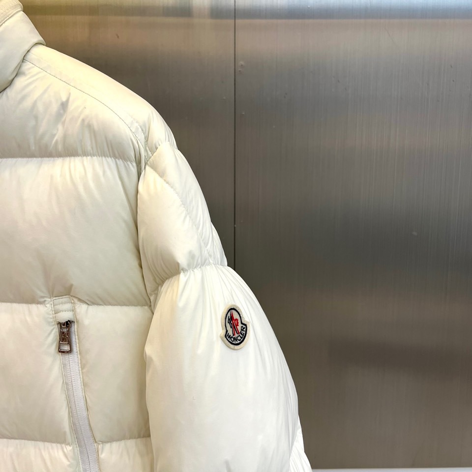 Mon蒙口、2025秋冬新品长款羽绒服，款式采用流畅的长款廓形，利落立领设计兼具出色的防风保暖性能与简约
