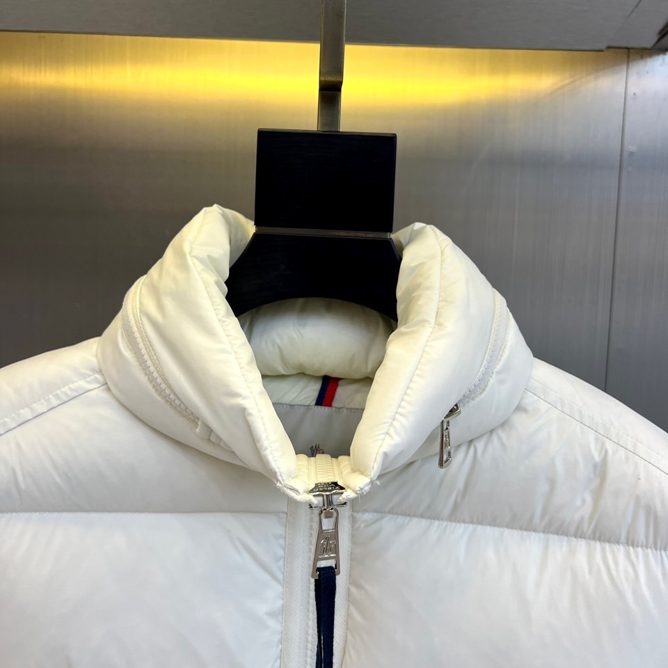 Mon蒙口、2025秋冬新品长款羽绒服，款式采用流畅的长款廓形，利落立领设计兼具出色的防风保暖性能与简约