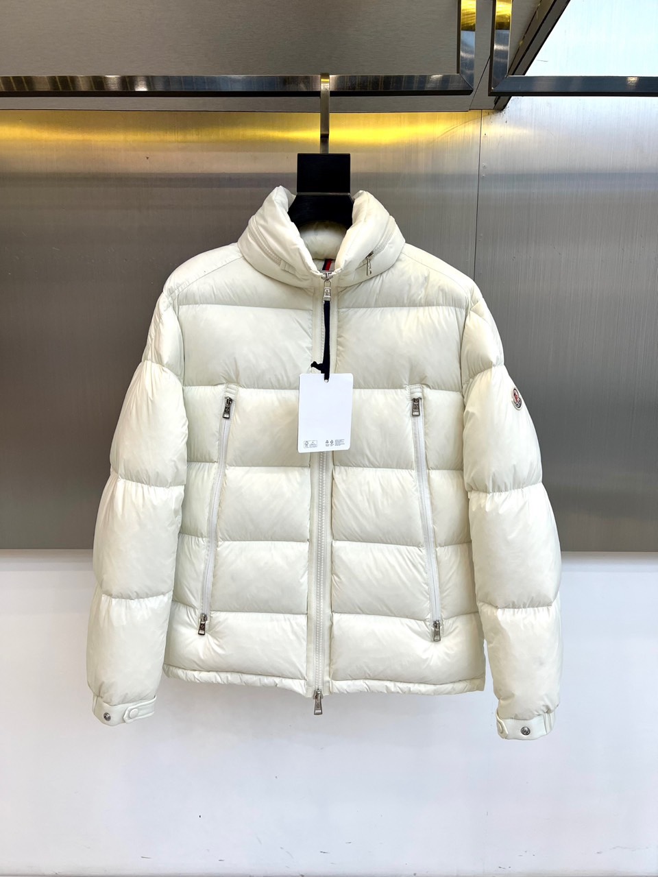 Mon蒙口、2025秋冬新品长款羽绒服，款式采用流畅的长款廓形，利落立领设计兼具出色的防风保暖性能与简约