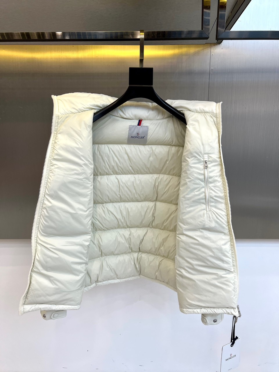 Mon蒙口、2025秋冬新品长款羽绒服，款式采用流畅的长款廓形，利落立领设计兼具出色的防风保暖性能与简约