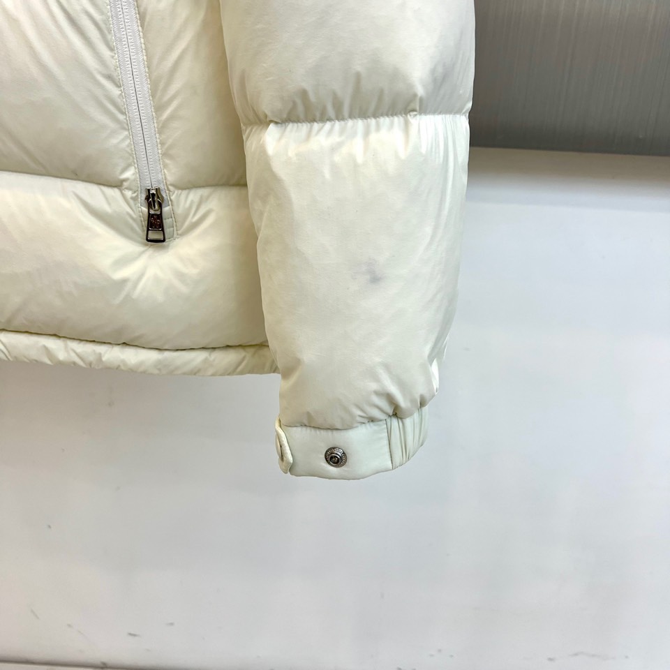 Mon蒙口、2025秋冬新品长款羽绒服，款式采用流畅的长款廓形，利落立领设计兼具出色的防风保暖性能与简约