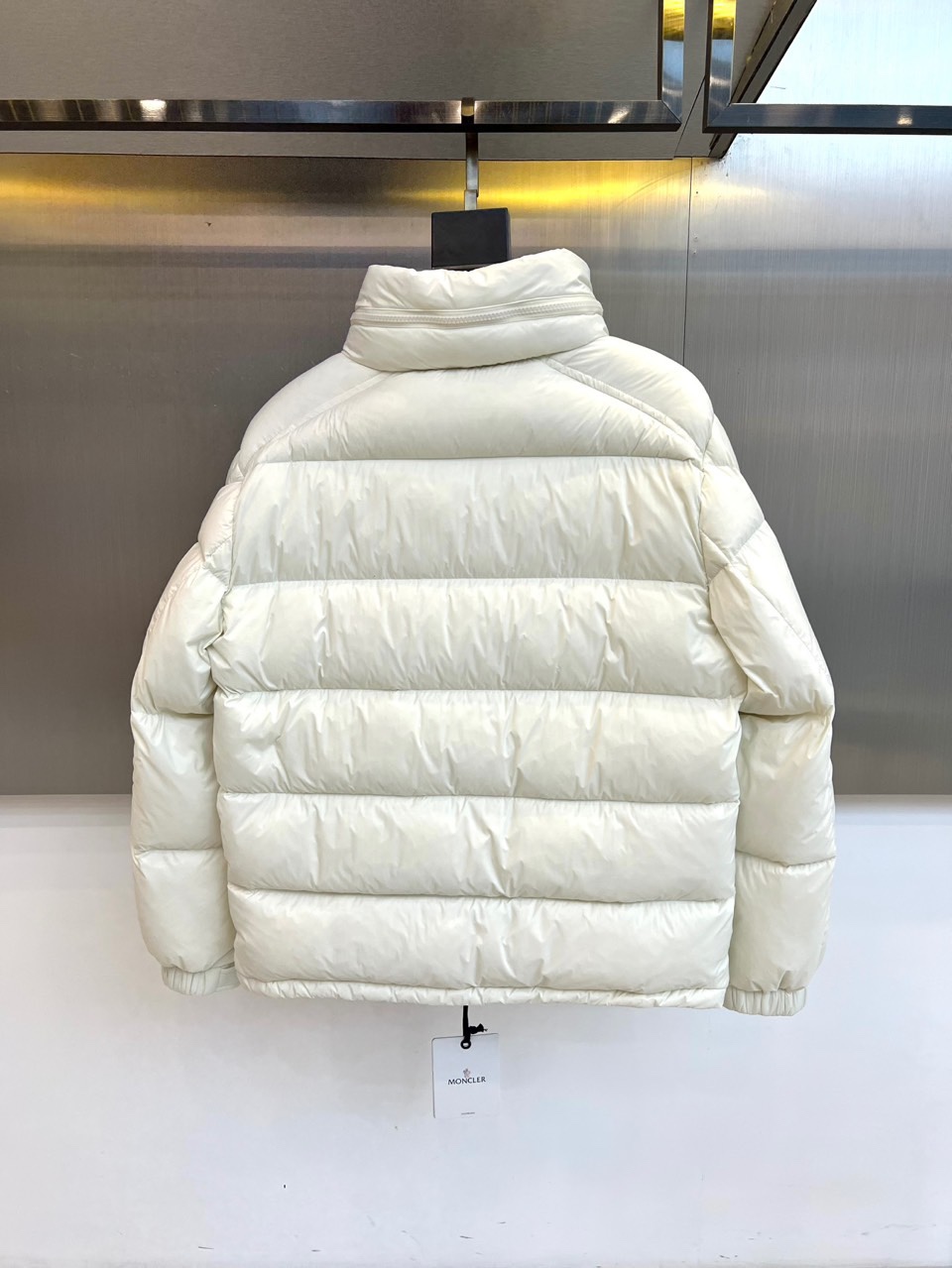 Mon蒙口、2025秋冬新品长款羽绒服，款式采用流畅的长款廓形，利落立领设计兼具出色的防风保暖性能与简约