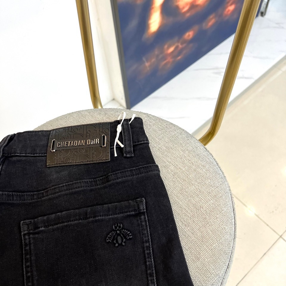 Dio迪奥、2025秋冬新品牛仔裤，以经典黑色演绎永恒的法式奢华。款式采用修身直筒剪裁，线条利落流畅，完