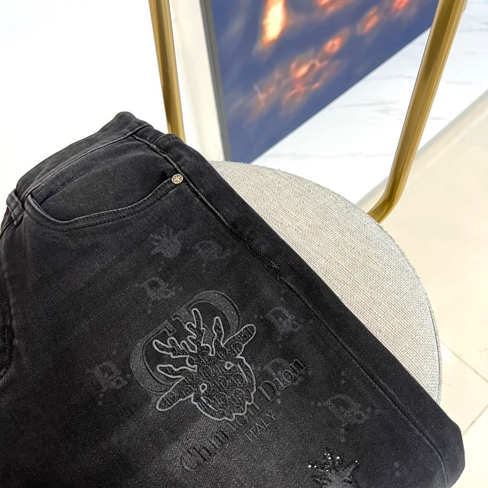 Dio迪奥、2025秋冬新品牛仔裤，以经典黑色演绎永恒的法式奢华。款式采用修身直筒剪裁，线条利落流畅，完