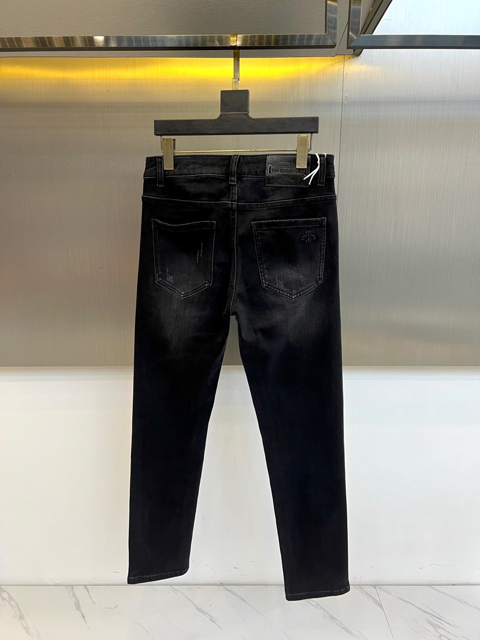 Dio迪奥、2025秋冬新品牛仔裤，以经典黑色演绎永恒的法式奢华。款式采用修身直筒剪裁，线条利落流畅，完