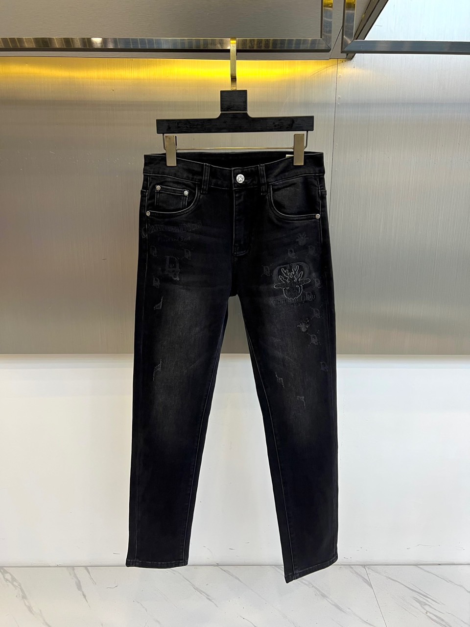 Dio迪奥、2025秋冬新品牛仔裤，以经典黑色演绎永恒的法式奢华。款式采用修身直筒剪裁，线条利落流畅，完