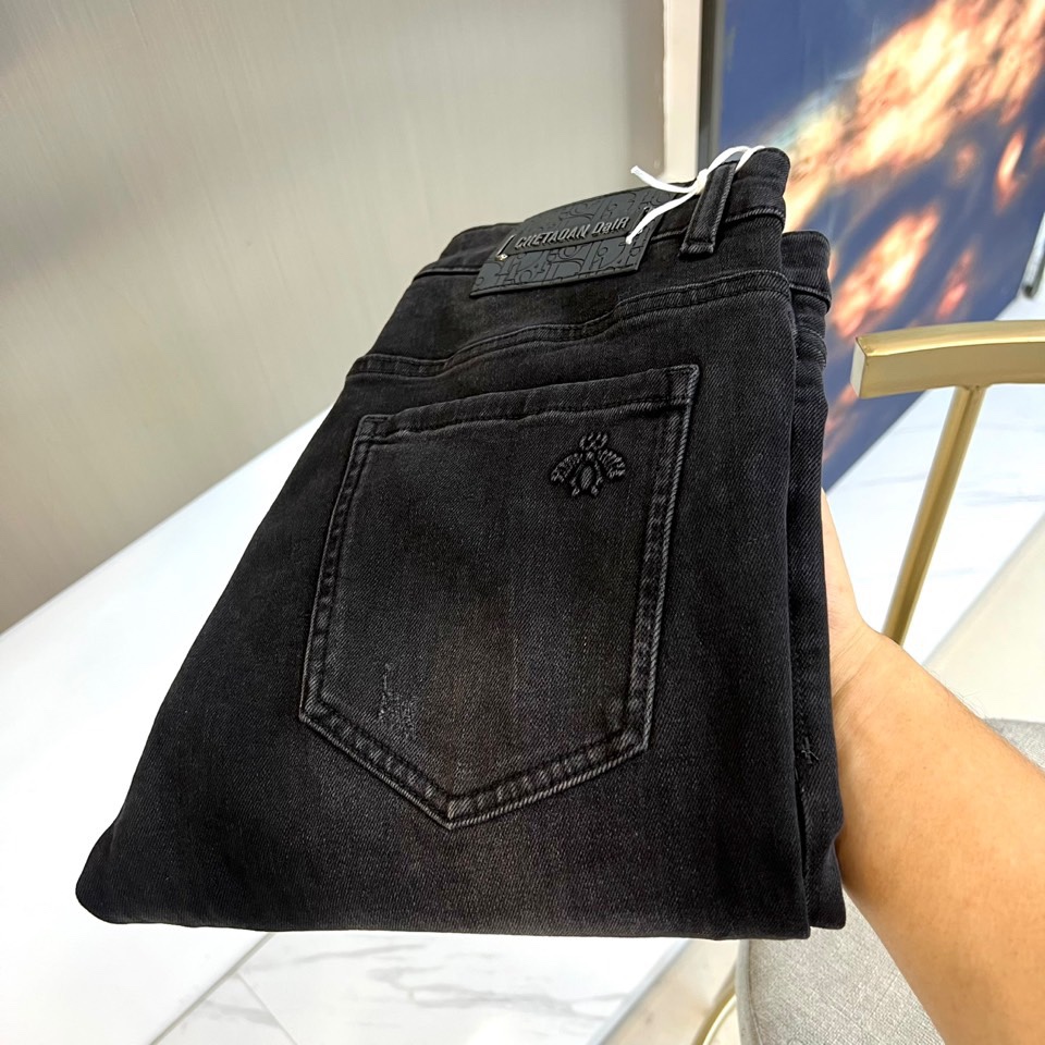 Dio迪奥、2025秋冬新品牛仔裤，以经典黑色演绎永恒的法式奢华。款式采用修身直筒剪裁，线条利落流畅，完