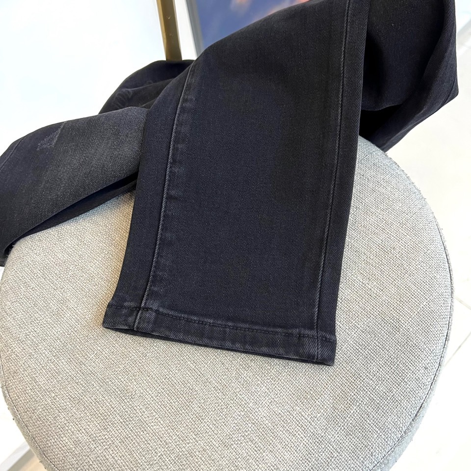 Dio迪奥、2025秋冬新品牛仔裤，以经典黑色演绎永恒的法式奢华。款式采用修身直筒剪裁，线条利落流畅，完