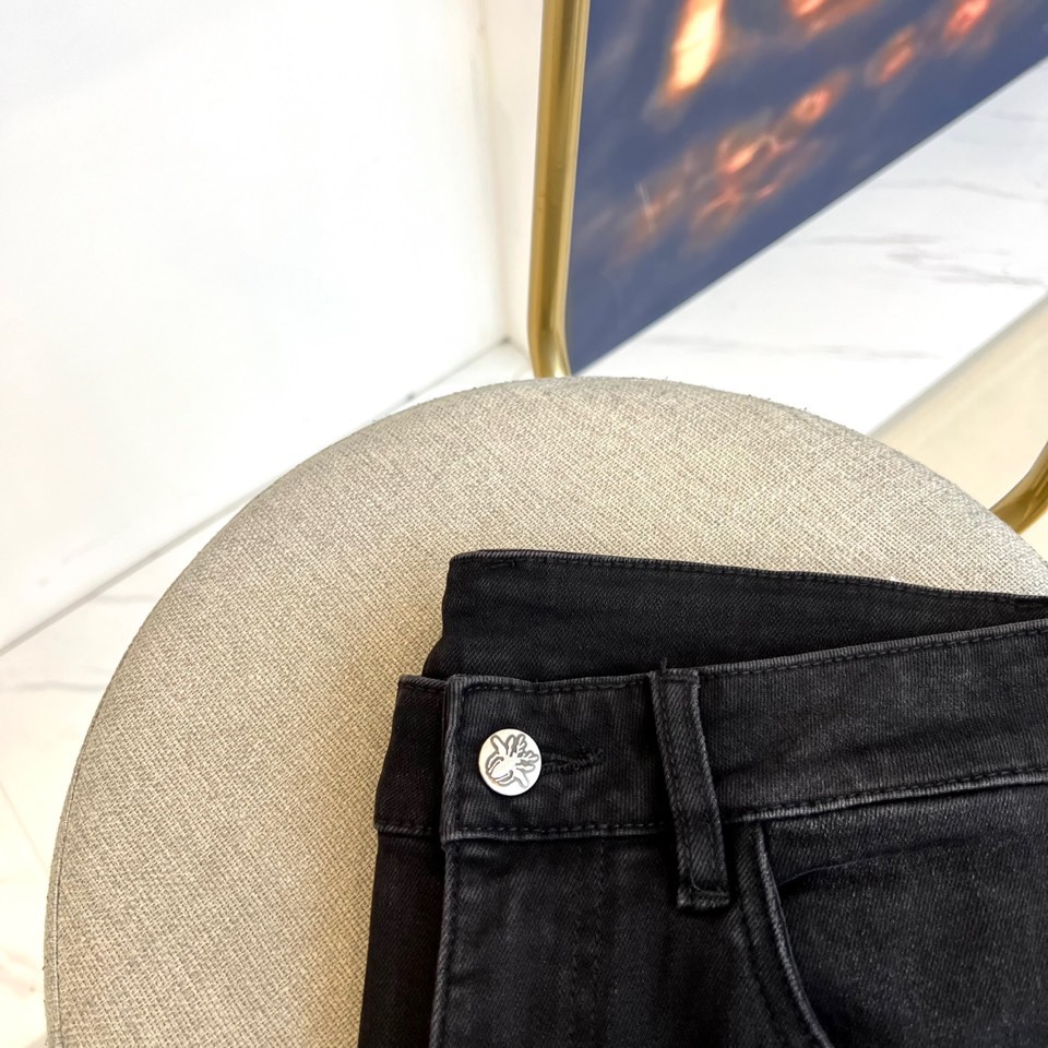 Dio迪奥、2025秋冬新品牛仔裤，以经典黑色演绎永恒的法式奢华。款式采用修身直筒剪裁，线条利落流畅，完