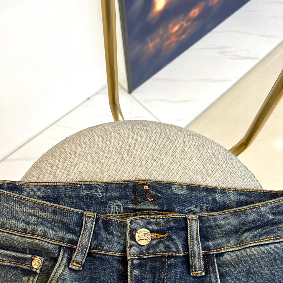 Bur巴宝莉、2025秋冬新品牛仔裤，以经典牛仔蓝诠释永恒英伦风格。款式采用修身直筒剪裁，线条干净利落，