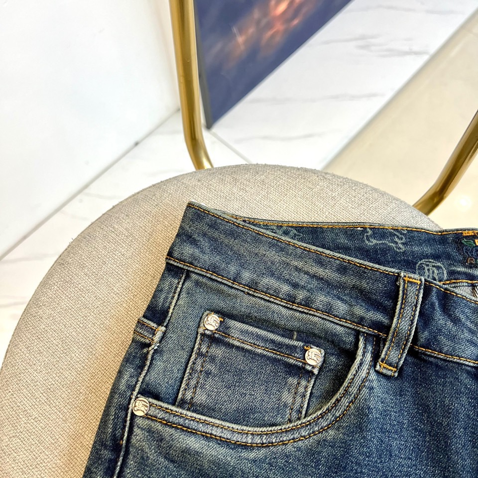 Bur巴宝莉、2025秋冬新品牛仔裤，以经典牛仔蓝诠释永恒英伦风格。款式采用修身直筒剪裁，线条干净利落，