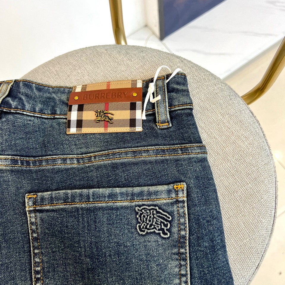 Bur巴宝莉、2025秋冬新品牛仔裤，以经典牛仔蓝诠释永恒英伦风格。款式采用修身直筒剪裁，线条干净利落，