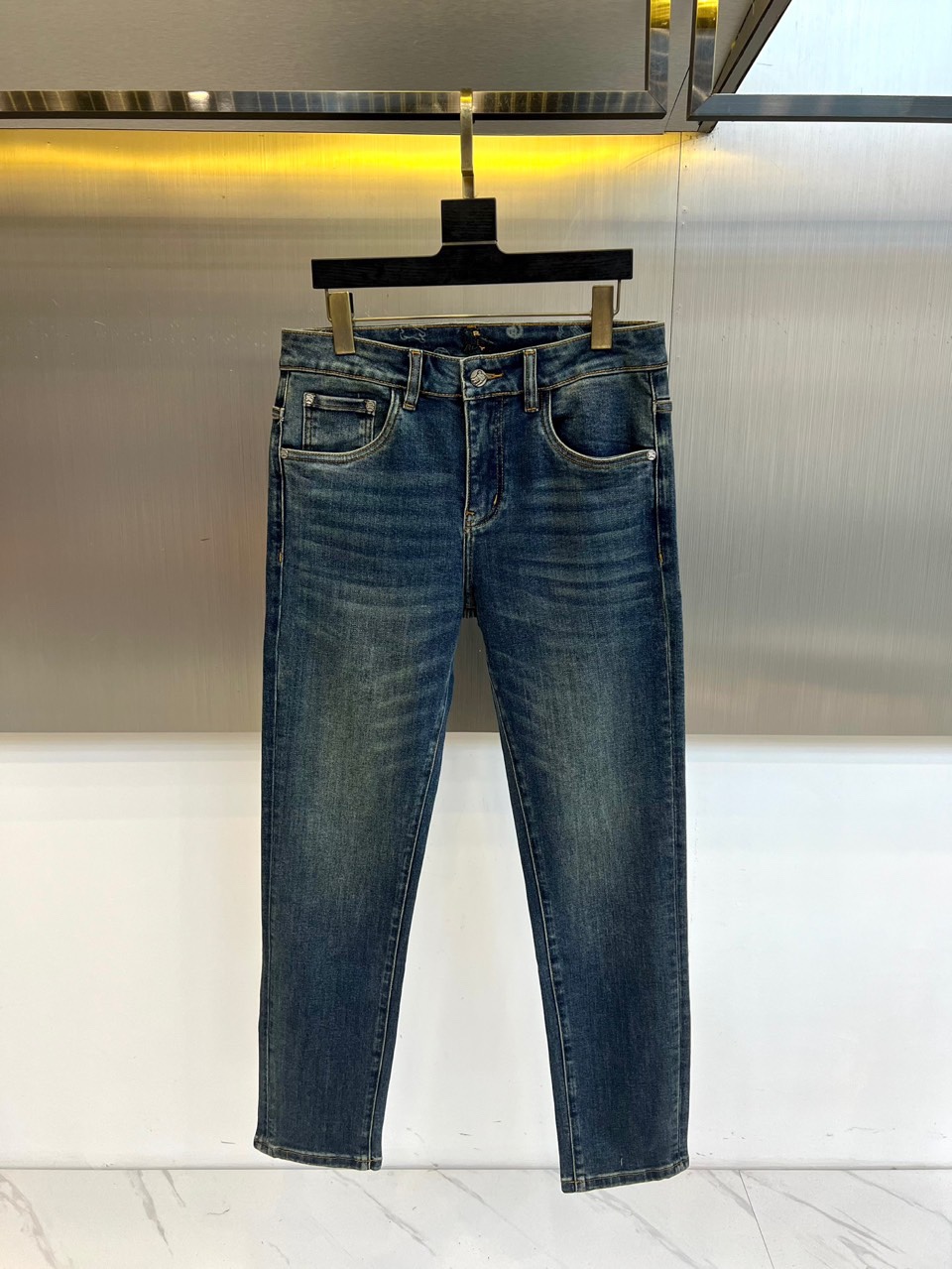 Bur巴宝莉、2025秋冬新品牛仔裤，以经典牛仔蓝诠释永恒英伦风格。款式采用修身直筒剪裁，线条干净利落，