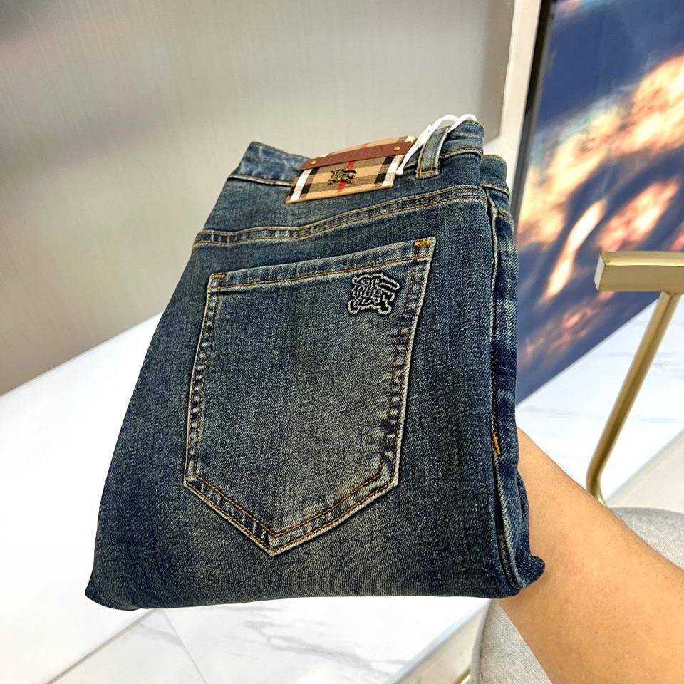 Bur巴宝莉、2025秋冬新品牛仔裤，以经典牛仔蓝诠释永恒英伦风格。款式采用修身直筒剪裁，线条干净利落，