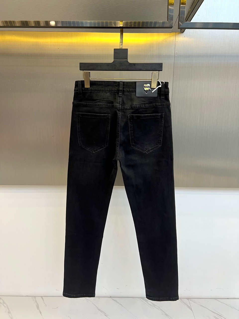 Karl Lagerfeld卡尔·拉格斐、2025秋冬加绒牛仔裤，本款黑色加绒牛仔裤，兼具温度与风度的实