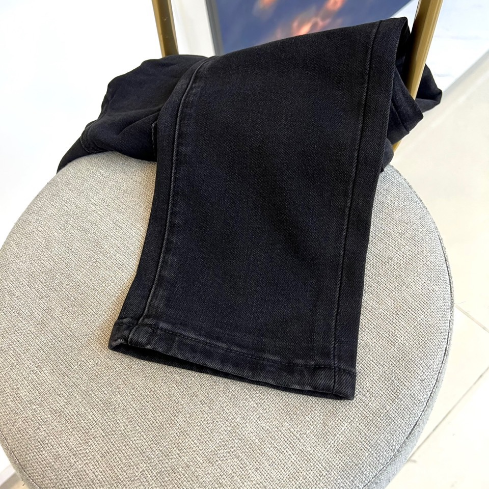 Karl Lagerfeld卡尔·拉格斐、2025秋冬加绒牛仔裤，本款黑色加绒牛仔裤，兼具温度与风度的实