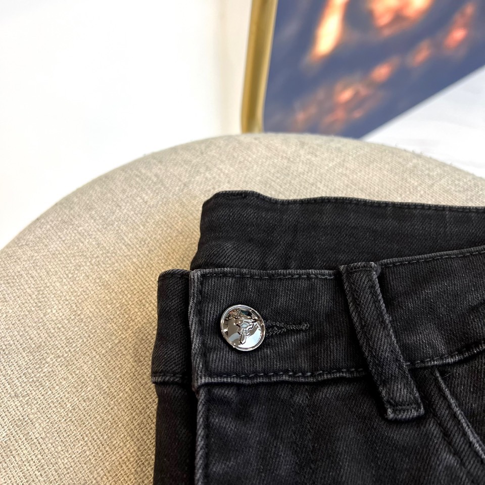 Karl Lagerfeld卡尔·拉格斐、2025秋冬加绒牛仔裤，本款黑色加绒牛仔裤，兼具温度与风度的实