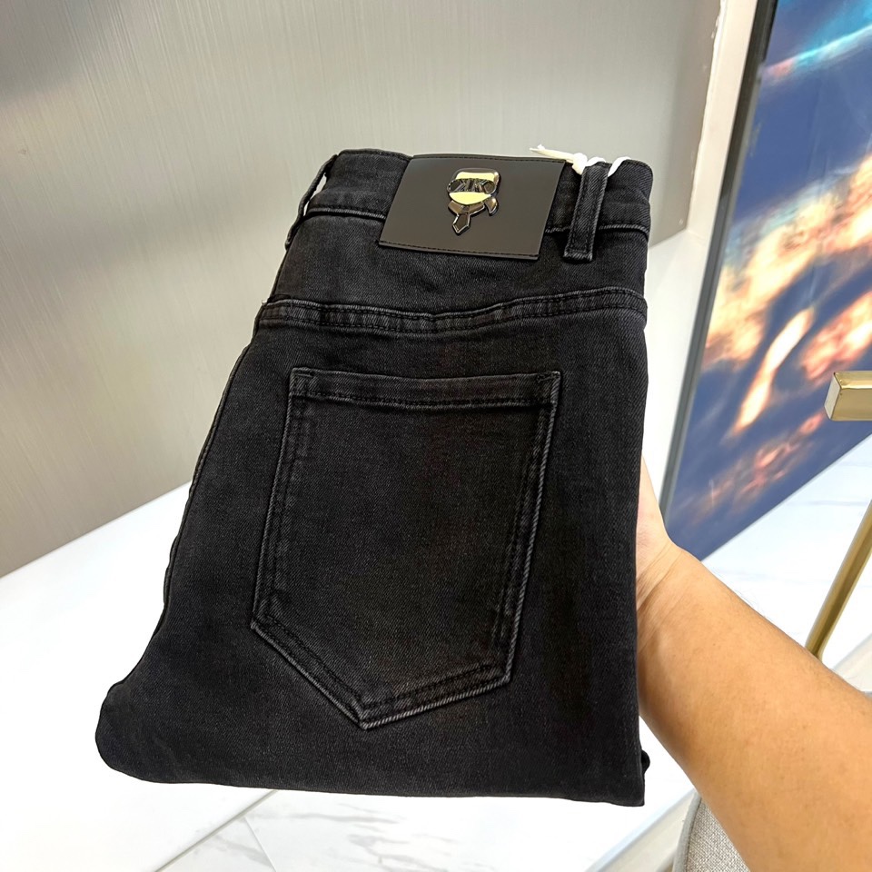 Karl Lagerfeld卡尔·拉格斐、2025秋冬加绒牛仔裤，本款黑色加绒牛仔裤，兼具温度与风度的实