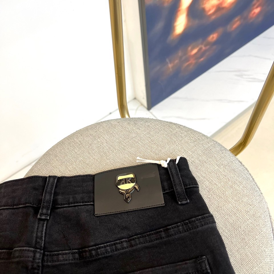 Karl Lagerfeld卡尔·拉格斐、2025秋冬加绒牛仔裤，本款黑色加绒牛仔裤，兼具温度与风度的实