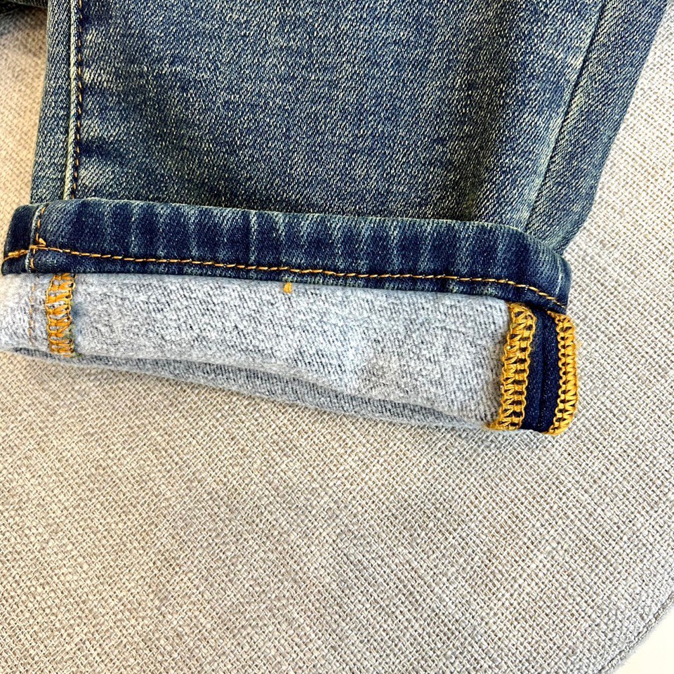 Vers范思哲、2025秋冬加绒牛仔裤，以深蓝色调演绎奢华街头风格。款式采用修身直筒剪裁，线条利落。最大