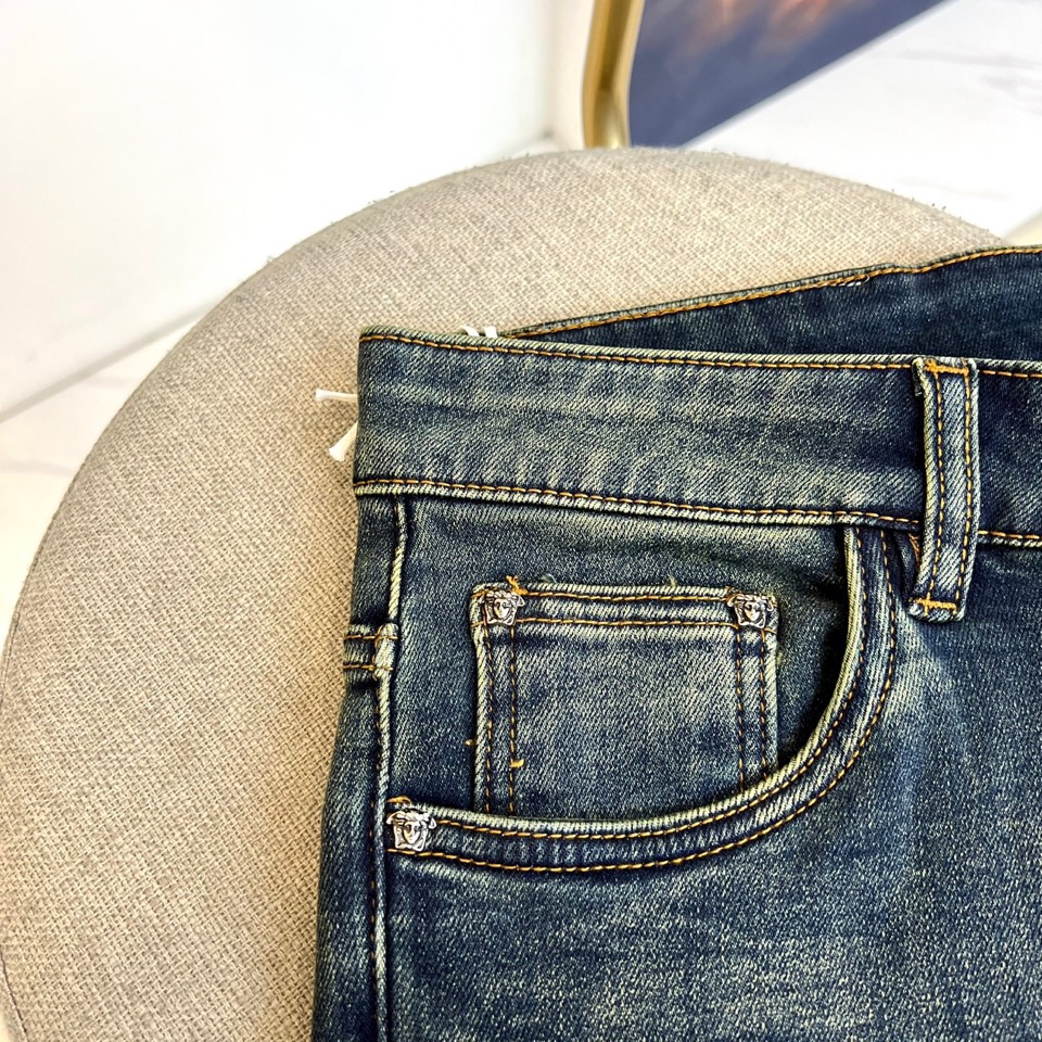 Vers范思哲、2025秋冬加绒牛仔裤，以深蓝色调演绎奢华街头风格。款式采用修身直筒剪裁，线条利落。最大