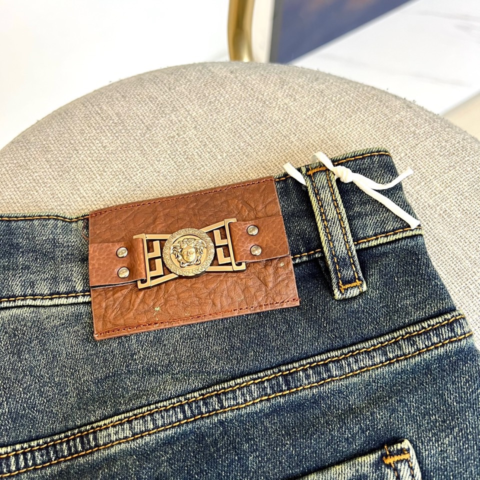 Vers范思哲、2025秋冬加绒牛仔裤，以深蓝色调演绎奢华街头风格。款式采用修身直筒剪裁，线条利落。最大