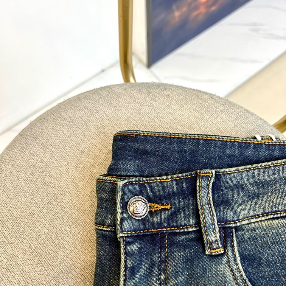 Vers范思哲、2025秋冬加绒牛仔裤，以深蓝色调演绎奢华街头风格。款式采用修身直筒剪裁，线条利落。最大