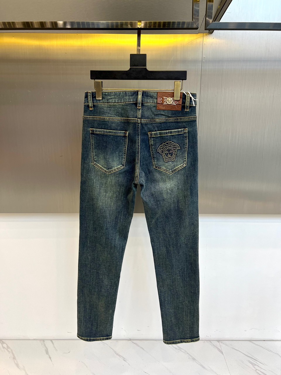 Vers范思哲、2025秋冬加绒牛仔裤，以深蓝色调演绎奢华街头风格。款式采用修身直筒剪裁，线条利落。最大