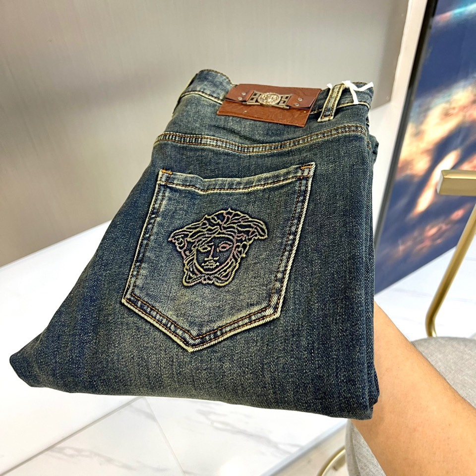 Vers范思哲、2025秋冬加绒牛仔裤，以深蓝色调演绎奢华街头风格。款式采用修身直筒剪裁，线条利落。最大