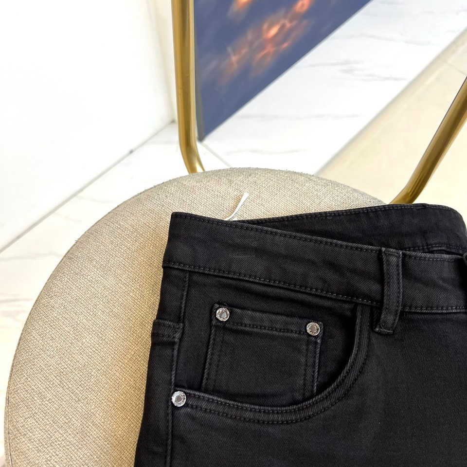 Mon蒙口、2025秋冬加绒牛仔裤，以经典黑色与深灰两款色彩，诠释简约高级的都市型格。款式采用修身直筒剪