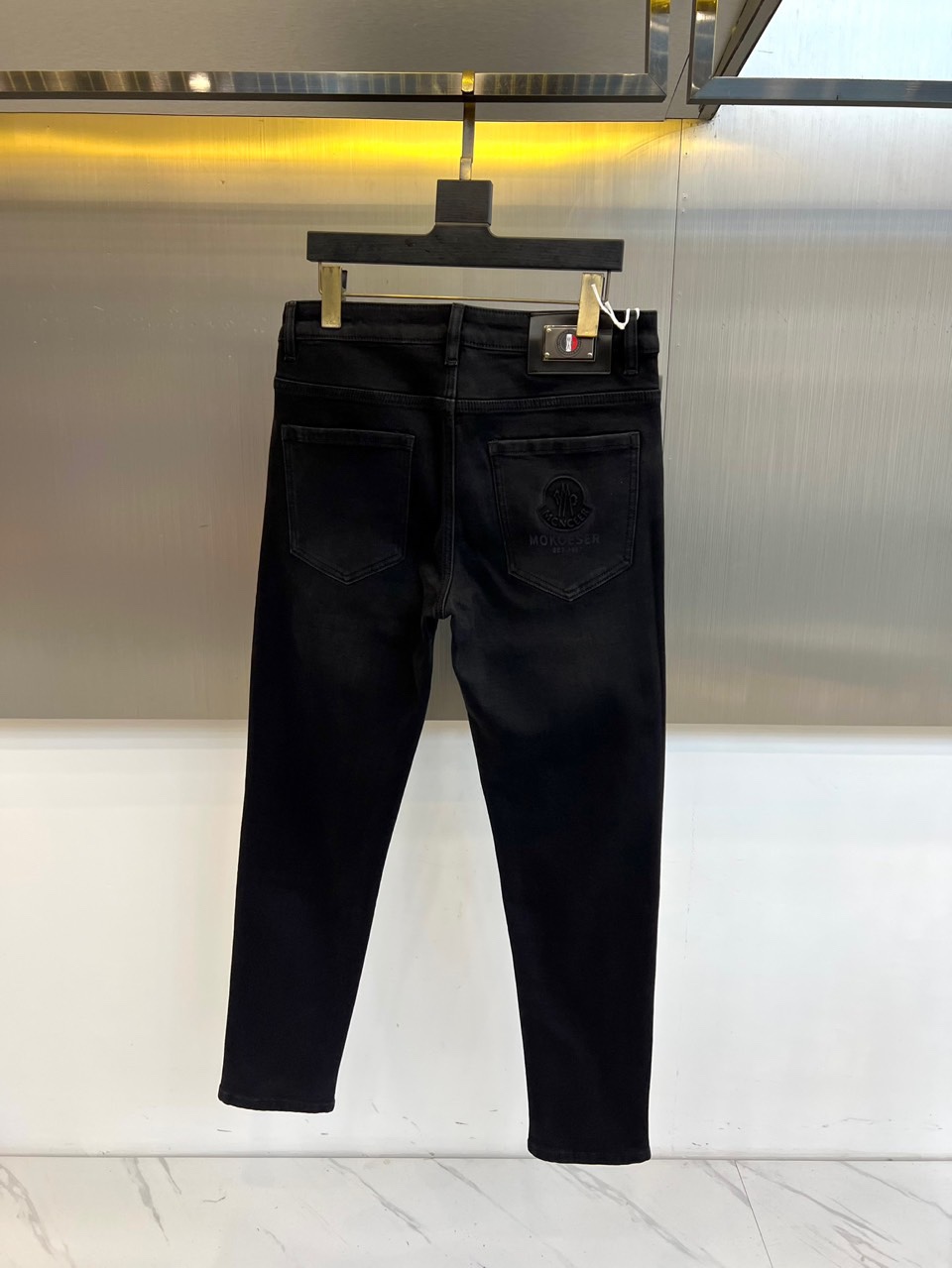 Mon蒙口、2025秋冬加绒牛仔裤，以经典黑色与深灰两款色彩，诠释简约高级的都市型格。款式采用修身直筒剪