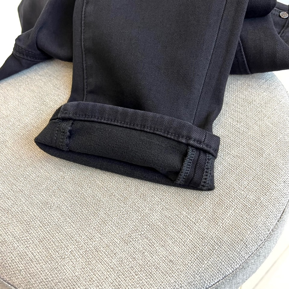 Mon蒙口、2025秋冬加绒牛仔裤，以经典黑色与深灰两款色彩，诠释简约高级的都市型格。款式采用修身直筒剪