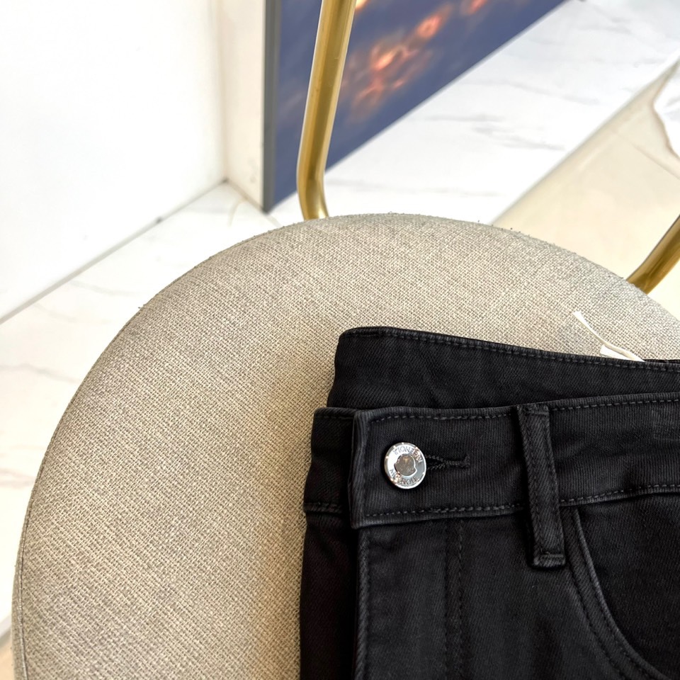 Mon蒙口、2025秋冬加绒牛仔裤，以经典黑色与深灰两款色彩，诠释简约高级的都市型格。款式采用修身直筒剪