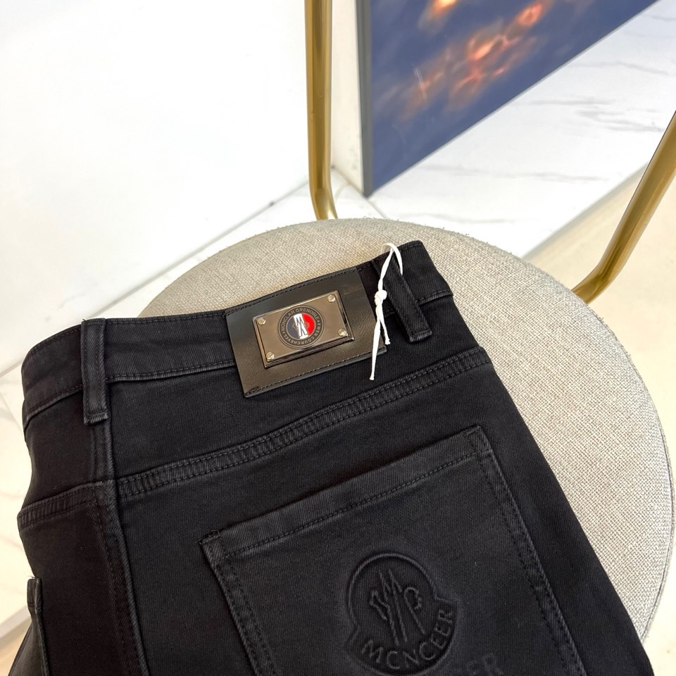 Mon蒙口、2025秋冬加绒牛仔裤，以经典黑色与深灰两款色彩，诠释简约高级的都市型格。款式采用修身直筒剪